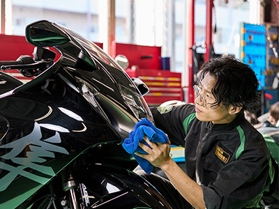 マイクロファイバークロスを使い、車体を拭く様子