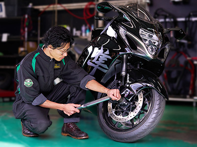 トルクレンチを使い、前輪のナットを締める様子