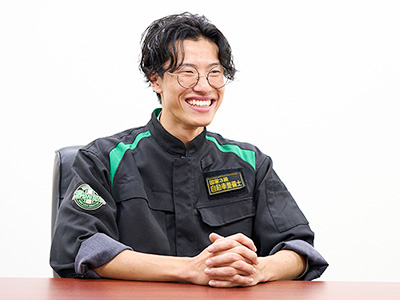 インタビューを受けている笑顔の伊藤さん